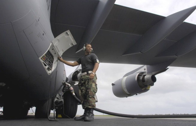 mil_fueling_a_c-17_lg